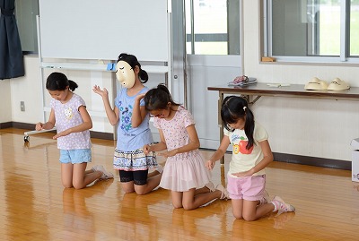 仮面をつける子どもたち